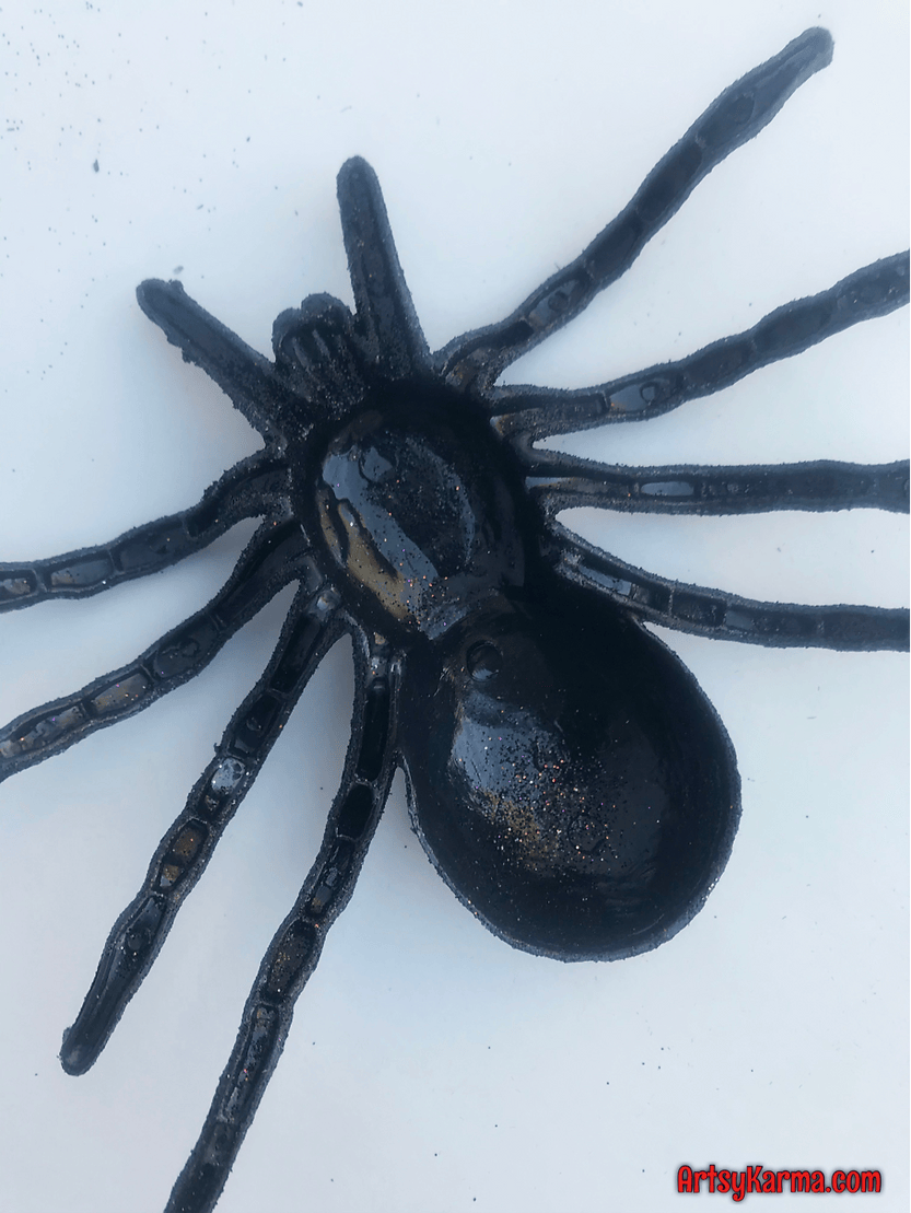 Making spider magnets for door decorations
